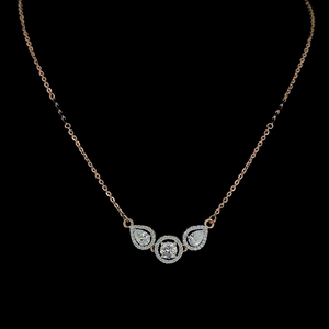 สร้อยคอเพชรแล็บสีเหลืองทองสามเม็ด ทรงกลมตรงกลางพร้อมจี้รูปหยดน้ำด้านข้าง เครื่องประดับเพชร - Product Image 1