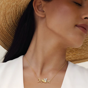 Collar con Colgante de Mamá Chapado en Oro de 18K con Acento de Corazón de Moissanita y Diseño de Hoja, Cadena Elegante, Joyería Fina para Uso Diario - Product Image 4
