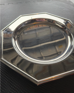 Plato de presentación hexagonal clásico de aluminio plateado, ideal para la mesa del comedor y como base de servicio simple y duradera. - Product Image 4