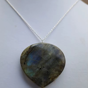Pendentif en labradorite avec chaîne en argent sterling, bijoux en pierres précieuses faits à la main, design élégant pour femmes, vente en gros, exportation - Product Image 1