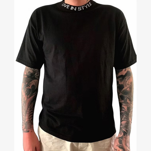 เสื้อยืดคอกลมแขนสั้นสีดำสำหรับผู้ชาย แต่งขอบคอตัดสี ทรงปกติ ผ้าเจอร์ซีย์คอตตอนลำลอง - Product Image 1