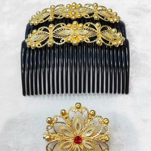 Peigne à cheveux MOLL JEWELLERS vintage plaqué or, fait main, écologique, étanche, élégant, en alliage, avec mini animaux et pompon - Product Image 1