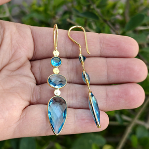 Pendientes largos de cuarzo azul cielo, ligeros, al por mayor, de latón chapado en oro de 18k, con tres gemas engastadas en bisel, tipo gota. - Product Image 4