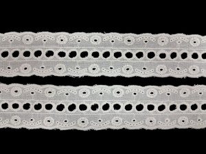 Nuevo Diseño de Encaje Blanco de Algodón Bordado con Ojales y Ranura para Cinta – Encaje Floral Festoneado para Vestidos y Ropa de Bebé - Product Image 3