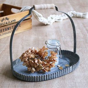 Plateau de service vintage en métal galvanisé avec poignée en bois, plateau ovale décoratif rustique, panier à pain en fer de style campagnard, décoration de table - Product Image 1