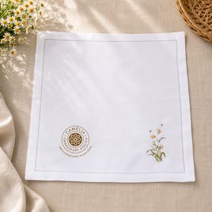 Flores azules bordadas sobre lino natural realzan los espacios de comedor con una belleza botánica subtil. - Product Image 1