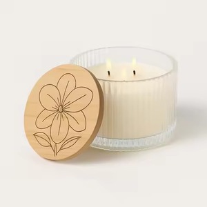 Pot à bougie en verre texturé à pois avec couvercle en bois clair gravé motif agrumes citron, idéal pour la décoration de table de café - Product Image 2