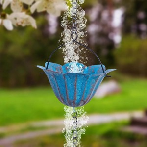 Chaîne de pluie en métal en forme de fleur bleue, installée dans les jardins pour créer un son apaisant de brise d'eau et un effet visuel floral, provenant d'Inde. - Product Image 1