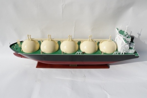 Maqueta de Barco Comercial de Madera Hecha a Mano - Réplica a Escala de Buque Tanque de Carga Oceánica, Decoración de Escritorio de Oficina, Buque Tanque de Gas GNL - Product Image 3