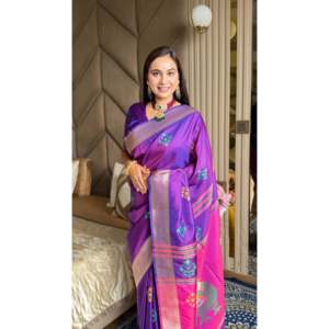 Sari de Seda Suave Violeta Elite Weaves Ikkat Patola con Borde Dorado Zari y Motivos Meenakari de Pavo Real para Bodas - Product Image 6