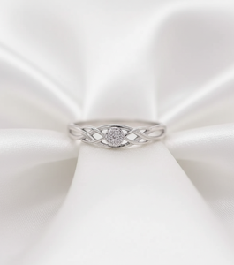 Anillo de compromiso y boda clásico de moissanita chapado en plata 925 con diseño de nudo ondulado entrelazado de siete piedras y engaste de púas - Product Image 4