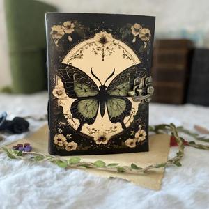 Elegante Mini Diario de Cuero Hecho a Mano con Diseño de Mariposa Vintage, Papel Ecológico - Regalo Perfecto - Product Image 1