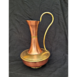 Carafe en cuivre avec poignée en laiton et design unique, finition polie brillante, carafe en métal, carafe en cuivre, vaisselle pour la décoration de table - Product Image 3