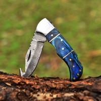 Couteau pliant artisanal en acier Damas avec lame à pointe arrondie, manche en bois bleu et étui en cuir