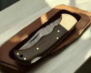 Couteau pliant artisanal en acier Damas de qualité industrielle, manche en bois, pour camping et chasse, avec étui en cuir OEM - Product Image 3