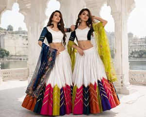 Conjunto Premium de Chaniya Choli de Seda y Algodón Bombay con Borde de Monedas y Dupatta de Georgette para Bodas y Navratri - Product Image 1