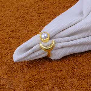 Anillo único de luna creciente de nácar - Anillo celestial bohemio chapado en oro hecho a mano - Regalo de joyería para aniversario o cumpleaños - Product Image 3