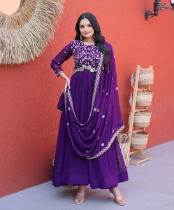 Dernières collections de robes Anarkali pour femmes, en tissu fantaisie effet fleuri, pour mariages, festivals et événements, avec broderies et perles. - Product Image 1