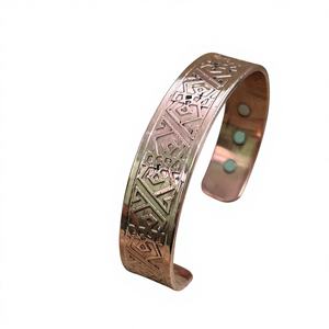 Bracelets Manchette Unisexe de Haute Qualité en Cuivre Pur avec 6 Aimants Puissants, Gravure Personnalisée, Soulagement de l'Arthrite, Bracelets Promotionnels - Product Image 1