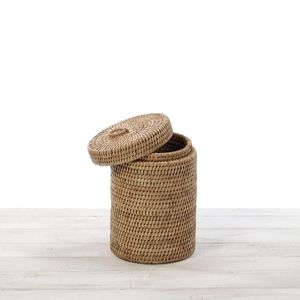 Cubo de basura decorativo de ratán con soporte interior resistente y acabado liso para interiores de hoteles, resorts y restaurantes. - Product Image 5