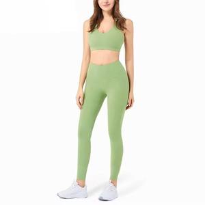 Ensemble de yoga 2 pièces pour femmes, haut court vert à col en V et dos nageur, leggings taille haute pleine longueur, sans couture, couleur unie - Product Image 1