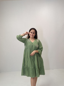 Robe midi décontractée vert olive à volants pour femme avec motifs brodés, col en V et manches trois quarts pour un usage quotidien - Product Image 4