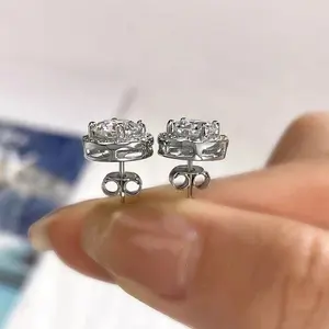 Boucles d'oreilles clous en argent sterling plaqué or pour femme, serties d'un moissanite véritable rond de 2 carats avec halo - Product Image 3
