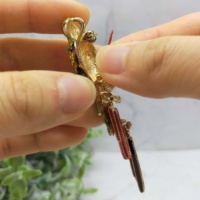 Broche élégante en émail en forme de perroquet avec strass colorés et fausses perles brillantes
