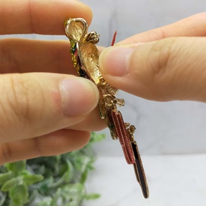 Broche élégante en émail en forme de perroquet avec strass colorés et fausses perles brillantes - Product Image 5