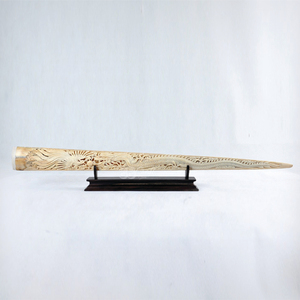 Listo para la venta: Adorno artesanal de marfil con talla de dragón y forma de pico de pez espada, hecho a mano, para exhibición en sala de estar u oficina. - Product Image 1