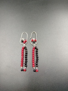 Boucles d'oreilles pendantes plaquées or Amaira Jewels, perles de grenat rouge et noir, bijoux classiques pour femmes, imitation perle, nœud papillon, pour mariage - Product Image 3