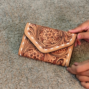 Nuevo y Moderno Tarjetero Monedero de Cuero Genuino 100% Tallado a Mano, Mini Porta Tarjetas de Crédito e Identificación para Mujer, Uso Profesional - Product Image 1