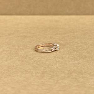 Elegante Anillo de Diamantes Cultivados en Laboratorio, Oro Rosa de 9KT, Corte Redondo, Diamante Central de 0.82CT con Diamantes Laterales, Joyería de Lujo para Mujer, Ideal para Fiestas - Product Image 3