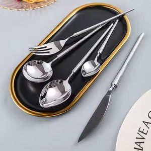 Collection de couverts de table design en acier inoxydable, idéale pour une expérience culinaire haut de gamme et une présentation en cuisine - Product Image 1