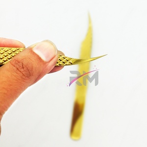 Pinzas Profesionales RMI de Acero Inoxidable con Baño de Oro 24K para Extensión de Pestañas, Diseño Curvo de 45 Grados con Punta Afilada y Agarre Fuerte - Product Image 5