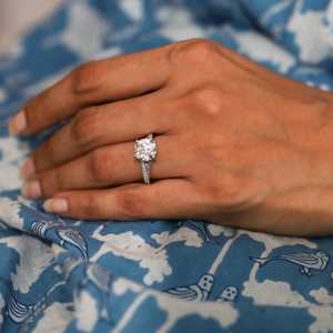 Bague en or massif 10K 14K 18K personnalisée avec diamant de laboratoire E VVS, solitaire ou demi-éternité, design fait main, fournisseur d'anneaux en or massif - Product Image 1