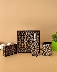 Ensemble d'accessoires de salle de bain rectangulaires de luxe en résine MDF, imperméables et écologiques, quatre pièces, avec plateau et porte-savon, couleur personnalisable, fin - Product Image 4