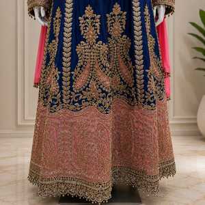 Ensemble de robe Anarkali en velours lourd brodé avec des travaux de Zari Zardozi et un dupatta, vêtements ethniques indiens pour les mariages et les fêtes - Product Image 3