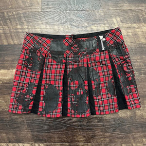 Minifalda plisada a cuadros rojos para mujer, estilo gótico, con estampado de calavera y cremallera frontal - Product Image 6