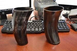 Tasse sculptée à la main en forme de corne à boire sur mesure avec gravure médiévale idéale pour la revente par les magasins de fournitures d'artisanat viking - Product Image 4
