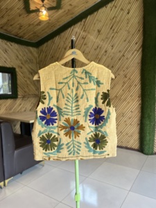 Chaqueta sin Mangas de Algodón con Bordado TNT de Diseñador |   Chaleco Floral Hecho a Mano para Mujer |   Ropa de Boutique Premium - Product Image 3