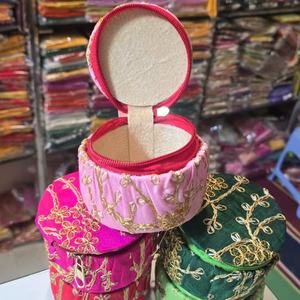 Coffret à bijoux rond artisanal, fabriqué en velours riche, magnifiquement orné d'une broderie dorée complexe. - Product Image 1