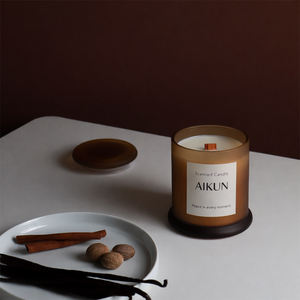 Vela Aromática de Alta Gama AIKUN con Pachulí y Vainilla en Frasco de Vidrio Ámbar, Vela de Cera de Soja Natural Premium para Compradores OEM - Product Image 4