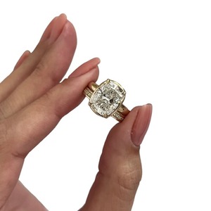 Ensemble de mariage de luxe avec diamant de laboratoire taille coussin allongée de 5 carats et demi-bague éternité en or 14K, 18K ou platine - Product Image 4