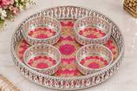 Plateau en métal argenté allemand avec bols, imprimé floral rose, design contemporain, ensemble cadeau pour fête par JM INTERNATIONAL, vaisselle et assiettes