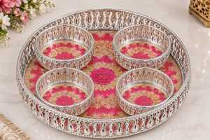 Plateau en métal argenté allemand avec bols, imprimé floral rose, design contemporain, ensemble cadeau pour fête par JM INTERNATIONAL, vaisselle et assiettes - Product Image 1