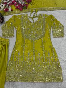 Robe traditionnelle indienne et pakistanaise en soie jaune brodée avec des détails argentés, longueur midi, tenue de mariage, coupe classique pour femmes - Product Image 1
