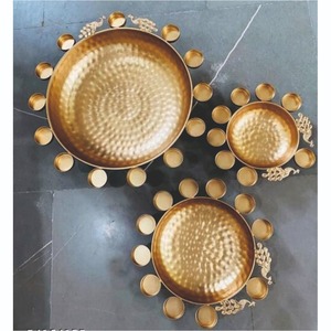Cuenco Urli de Metal Martillado Hecho a Mano con Portavelas, Diseño de Pavo Real para Decoración de Diwali, Centro de Mesa para Bodas, Flor, Diya Flotante - Product Image 1