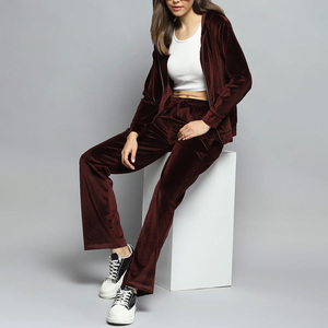 Ensemble de survêtement durable pour femmes avec logo personnalisé, séchage rapide, évacuation de l'humidité, idéal pour les clubs, les équipes et les groupes d'entraînement - Product Image 3