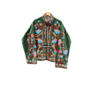 Chaqueta Suzani de terciopelo verde hecha a mano Unisex, abrigo de fiesta corto al por mayor, abrigo de algodón con flores bordadas de seda para otoño - Product Image 1